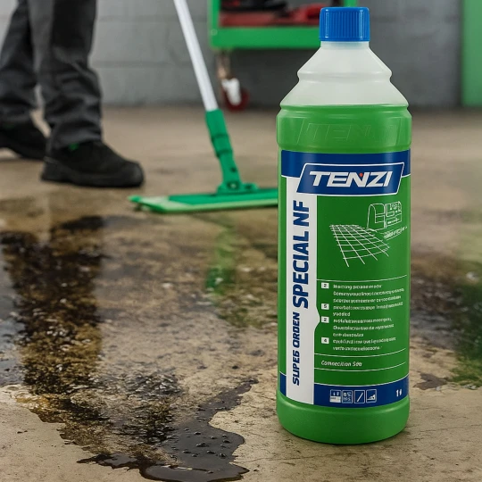 Tenzi SuperGreen Specjal NF 1 L – silny koncentrat do usuwania trudnych zabrudzeń przemysłowych, takich jak oleje i smary. Produkt przedstawiony na tle warsztatu samochodowego, z osobą czyszczącą zabrudzoną posadzkę przy użyciu maszyny czyszczącej