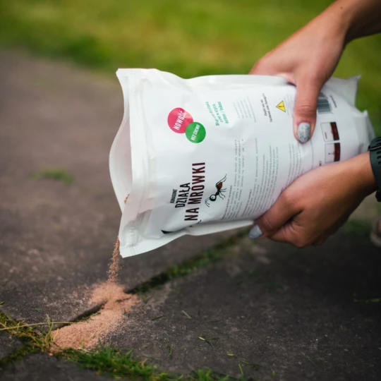 Kunagone na mrówki 2kg, naturalny granulat, wsypywany na trawnik lub ścieżkę w celu odstraszenia mrówek.