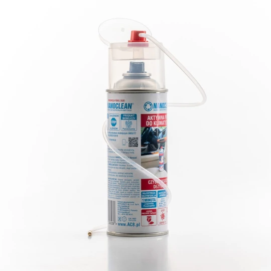 Butelka preparatu Nanoclean AC8, przeznaczonego do czyszczenia i odgrzybiania wentylacji samochodowej, stoi bokiem na białym tle.
