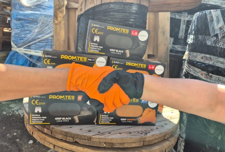 Uścisk dłoni dwóch osób, z których jedna nosi rękawicę PROMATES Grip Black, a druga PROMATES Grip Orange. W tle widoczne są opakowania obu rodzajów rękawic, co symbolizuje profesjonalną współpracę i szeroką gamę wariantów.