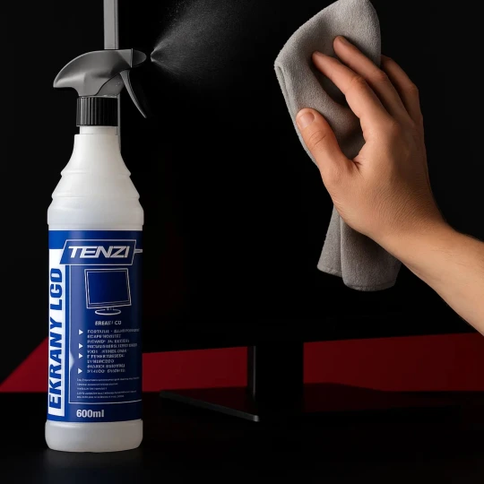 Ręka spryskuje monitor płynem TENZI Ekrany LCD 600ml, a druga ręka wyciera powierzchnię ekranu ściereczką, co ukazuje sposób użycia produktu.