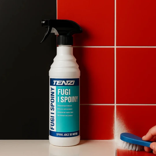 Butelka specjalistycznego środka TENZI FUGI I SPOINY 600ml stoi na podłodze, podczas gdy w tle ręka szoruje szczotką fugi między czerwonymi kafelkami, co ukazuje sposób i efektywność działania produktu.
