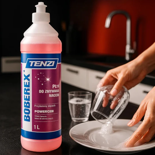 Butelka płynu do mycia naczyń Tenzi Boberex o pojemności 1 litra stoi obok, podczas gdy dwie ręce myją naczynia pokryte pianą, co ukazuje skuteczność produktu.