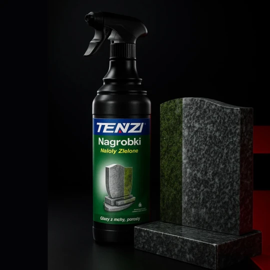 Butelka płynu TENZI Nagrobki Naloty Zielone o pojemności 600 ml stoi na kamieniu nagrobkowym, który w połowie jest pokryty zielonym nalotem, a w połowie jest idealnie czysty, co ilustruje skuteczność działania produktu.