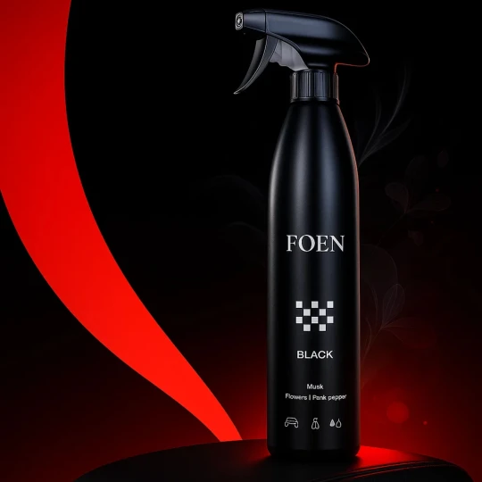 Butelka odświeżacza powietrza FOEN Black o pojemności 500 ml stoi na czarnym tle z czerwonymi akcentami, co podkreśla jego elegancki i intensywny charakter.
