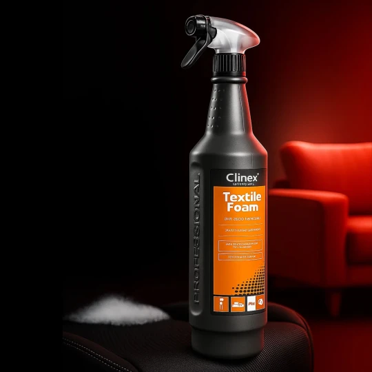 Butelka profesjonalnej piany do prania tapicerki Clinex Textil Foam 1L stoi obok fotela samochodowego pokrytego aktywną pianą, a w tle widoczna jest sofa, co ukazuje zastosowanie produktu w praniu tapicerki.