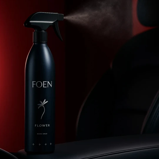 Butelka odświeżacza powietrza FOEN Flower 200ml jest używana do spryskiwania w powietrze, co ukazuje jego przeznaczenie do odświeżania wnętrz o kwiatowym zapachu.