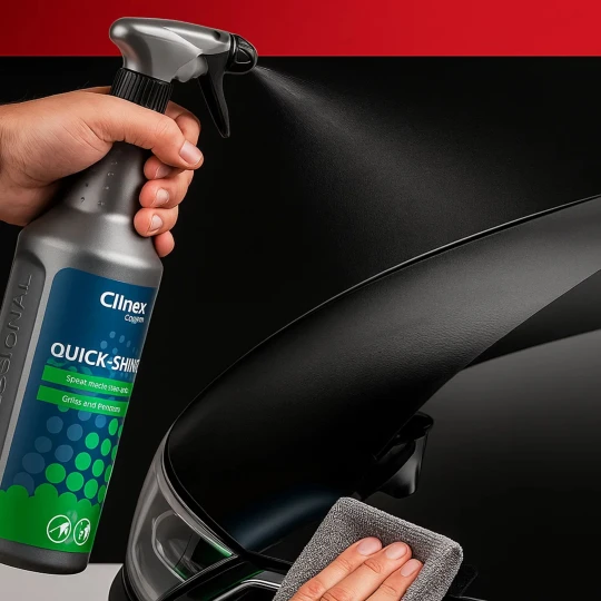Ręka używa butelki preparatu do szybkiego nabłyszczania CLINEX Expert + Quick Shine 1L, spryskując maskę czarnego samochodu, a następnie wyciera ją szarą szmatką, co ukazuje sposób użycia produktu do nadawania połysku karoserii.