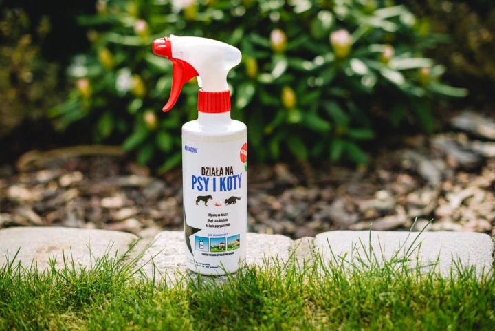 Spray odstraszający psy i koty Kunagone 250 ml – naturalny środek przeciw sikaniu psów w ogrodzie
