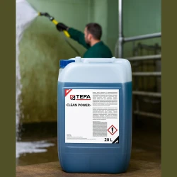 TEFA Clean Power 20 L – ekologiczny preparat do mycia pomieszczeń inwentarskich. Butelka umieszczona na tle korytarza w czystym kurnikuoborze, z osobą aplikującą pianę czyszczącą na ścianę lub podłogę