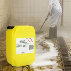 czyszczenie przemyslowego pomieszczenia kafelkowego srodkiem CLEAN B-83 25kg, mezczyzna w ubraniu roboczym szoruje podloge, pojemnik na pierwszym planie