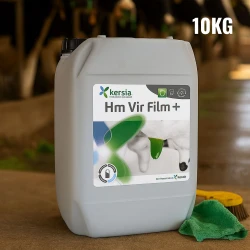 Butelka HM VIR FILM+ w naturalnym środowisku obory, z krowami w tle