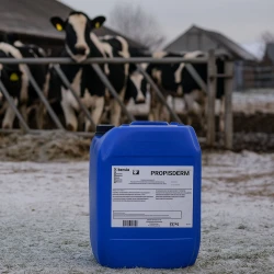 Preparat PROPISDERM 10 KG w opakowaniu, ustawiony na tle zimowego gospodarstwa z mroźnym klimatem