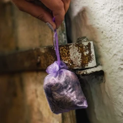 Kunagone na myszy 2-pak, naturalny odstraszacz, fioletowy woreczek zawieszony na metalowym zawiasie w piwnicy lub garażu.