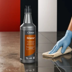 Butelka Clinex Glazur, skoncentrowanego płynu do mycia płytek, stojąca na lśniącej podłodze, podczas gdy ręka w niebieskiej rękawiczce poleruje kafelki.