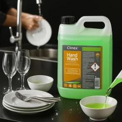 Duży, 5-litrowy pojemnik profesjonalnego płynu do mycia rąk Clinex HandWash, który używany jest do mycia naczyń, stojący na blacie kuchennym.