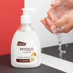 Ręka używa mydła w płynie Clinex Liquid Soap o zapachu migdałowym, lejąc wodę nad umywalką.