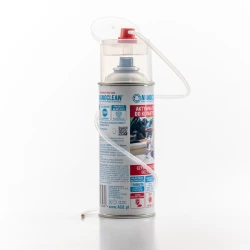 Butelka preparatu Nanoclean AC8, przeznaczonego do czyszczenia i odgrzybiania wentylacji samochodowej, stoi bokiem na białym tle.