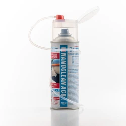 Butelka preparatu Nanoclean AC8, przeznaczonego do czyszczenia i odgrzybiania wentylacji samochodowej, stoi bokiem na białym tle.