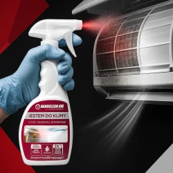 Ręka w niebieskiej rękawiczce spryskuje brudną kratkę wentylacyjną różową butelką NANOCLEAN Air 4HOME, ukazując już czysty, odświeżony obszar klimatyzacji.