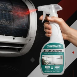 Ręka w niebieskiej rękawiczce spryskuje brudną kratkę wentylacyjną niebieską butelką NANOCLEAN Air 4HOME, ukazując już czysty, odświeżony obszar klimatyzacji.