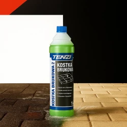 Butelka specjalistycznego płynu TENZI Doczyszczanie kostki brukowej 2 1L stoi na kostce, która jest w połowie zabrudzona plamami oleju, a w połowie idealnie czysta, co ilustruje skuteczność produktu.