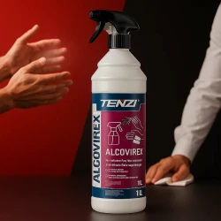 Butelka preparatu do dezynfekcji Tenzi Alcovirex o pojemności 1 litra stoi na podłożu, a obok niej unosi się mgiełka nad dłońmi, co symbolizuje dezynfekcję rąk. Z prawej strony ręka wyciera blat ściereczką, co ukazuje zastosowanie produktu do dezynfe
