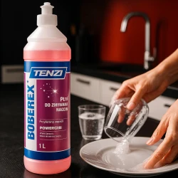 Butelka płynu do mycia naczyń Tenzi Boberex o pojemności 1 litra stoi obok, podczas gdy dwie ręce myją naczynia pokryte pianą, co ukazuje skuteczność produktu.