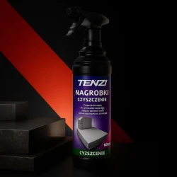 Butelka płynu do czyszczenia nagrobków TENZI Nagrobki Czyszczenie o pojemności 600 ml stoi obok kamienia nagrobkowego, co ukazuje przeznaczenie produktu.