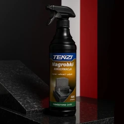 Butelka płynu do konserwacji nagrobków TENZI Nagrobki Konserwacja o pojemności 600 ml stoi na kamieniu nagrobkowym, co ukazuje przeznaczenie produktu.