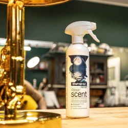 Buteleczka z patyczkami zapachowymi Clinex Scent Magiczna Noc stoi na drewnianym blacie w salonie fryzjerskim, co podkreśla, że produkt jest przeznaczony do profesjonalnych wnętrz.