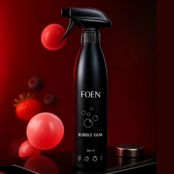 Butelka odświeżacza powietrza FOEN Bubblegum o pojemności 500 ml stoi na tle różowych kulek, co podkreśla jego słodki, owocowy zapach gumy balonowej.