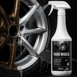 Butelka płynu do mycia felg i opon FCC Hard Wheel o pojemności 1 litra stoi obok opony, która jest w połowie brudna, a w połowie czysta, co ilustruje skuteczność produktu w czyszczeniu felg i opon.