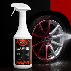 Butelka płynu do czyszczenia felg FCC Lava Wheel Cleaner o pojemności 1 litra stoi obok opony, na której widoczny jest czerwony, spływający płyn, co ukazuje efekt 