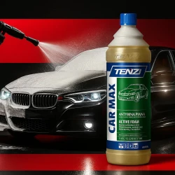Butelka szamponu samochodowego TENZI Max Car o pojemności 1 litra stoi przed autem, które w połowie jest pokryte gęstą pianą, a w połowie czyste, co ilustruje skuteczność produktu w myciu pojazdów.
