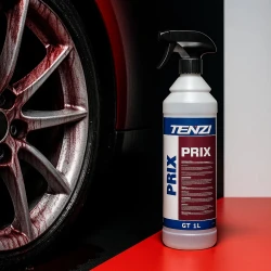 Butelka płynu do czyszczenia felg TENZI Prix GT o pojemności 1 litra stoi obok felgi, która w połowie jest pokryta płynem z efektem 