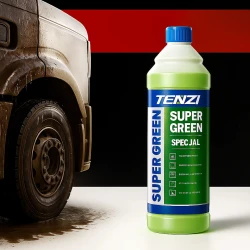 Butelka szamponu do mycia ciężarówek TENZI Super Green Special o pojemności 1 litra stoi obok ciężarówki, która w połowie jest pokryta gęstą pianą, a w połowie czysta, co ilustruje skuteczność produktu w myciu dużych pojazdów.