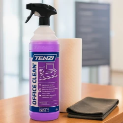 Butelka profesjonalnego płynu do mycia biur TENZI Office Clean o pojemności 1 litra stoi na drewnianym blacie obok ręcznika papierowego i szarej ściereczki, co ukazuje przeznaczenie produktu do codziennego sprzątania w biurze.
