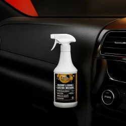 Butelka preparatu do pielęgnacji wnętrza samochodu FCC Coconut & Vanilla Interior Dressing o pojemności 1 litra stoi na tle kokpitu, co ukazuje przeznaczenie produktu do czyszczenia i nabłyszczania deski rozdzielczej i plastików.