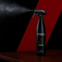 Butelka odświeżacza powietrza FOEN Wood 200ml jest używana do spryskiwania w powietrze, co ukazuje jego przeznaczenie do odświeżania wnętrz o zapachu drewna.