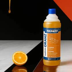 Butelka profesjonalnego preparatu do czyszczenia TENZI TopEfekt Oranż o pojemności 1 litra stoi na blacie obok przekrojonych pomarańczy i spływającego obok pomarańczowego płynu, co symbolizuje świeży, cytrusowy zapach i wydajność produktu.