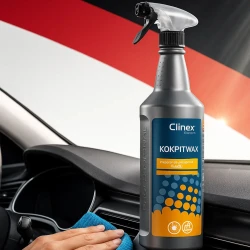 Butelka preparatu CLINEX Expert + Kokpit Wax o pojemności 1 litra stoi na kokpicie samochodu, a ręka wyciera go niebieską ściereczką, co ukazuje zastosowanie produktu do czyszczenia i nabłyszczania deski rozdzielczej.