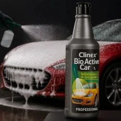 Butelka bioaktywnego szamponu do mycia samochodów CLINEX Expert + Bio Activ Car o pojemności 1 litra stoi przed autem, które jest całkowicie pokryte gęstą pianą, co ukazuje zastosowanie produktu i jego wysoką wydajność w tworzeniu aktywnej piany.