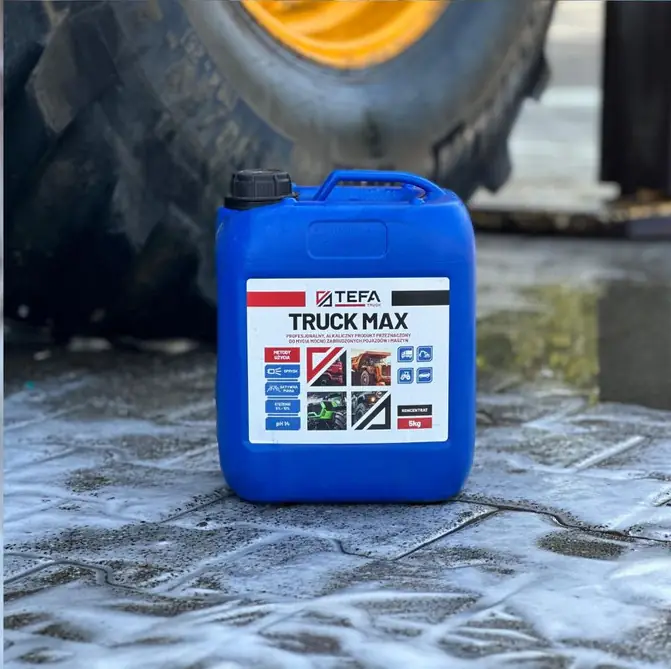 Kanister Truck Max 5 kg na myjni, w tle opona pokryta pianą